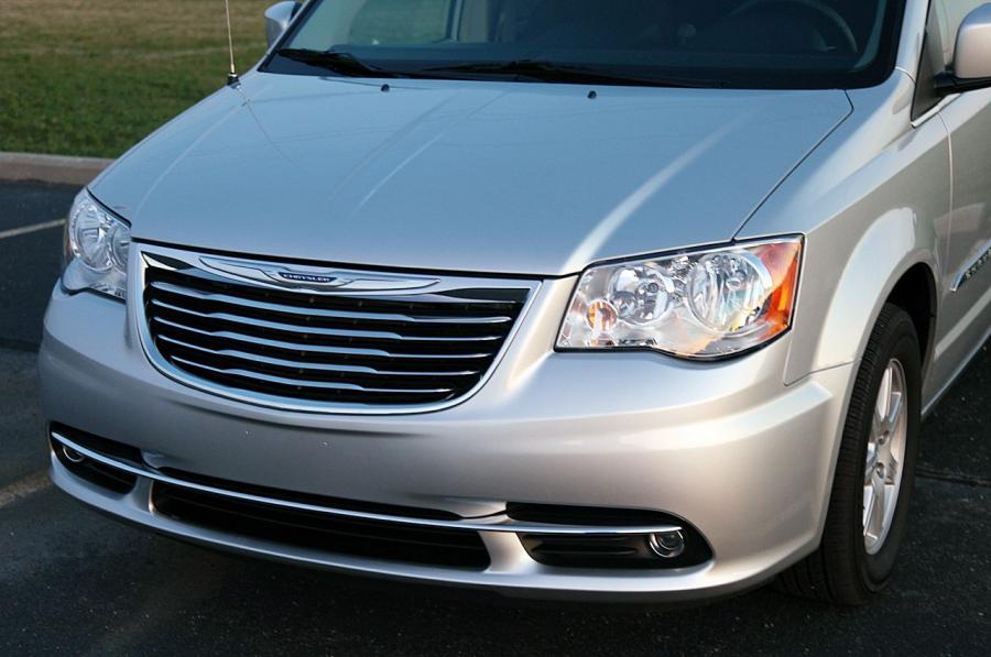  Chrysler Town & Country Touring 2011 года  (фото 3 из 43)